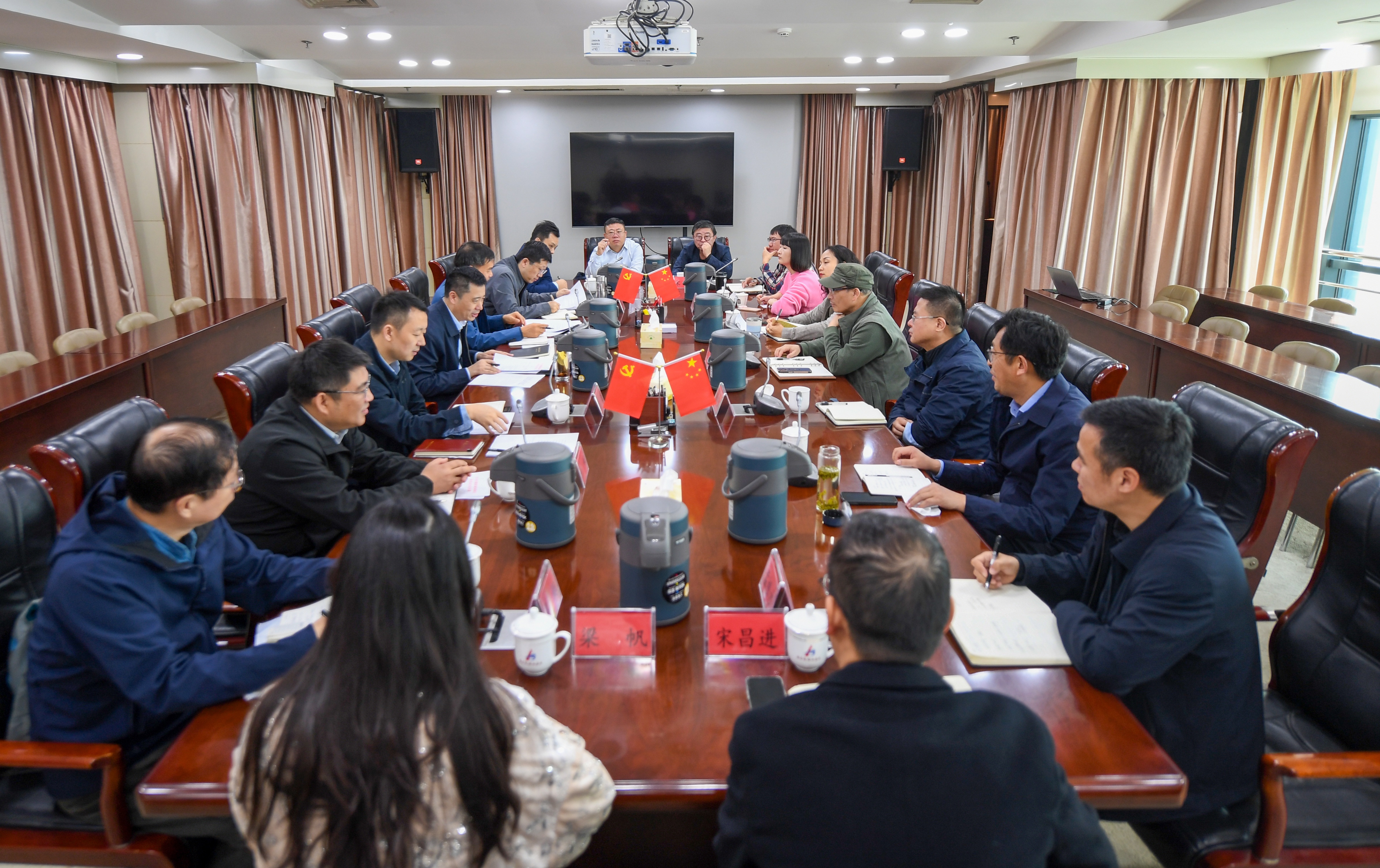 安徽新媒体集团召开党委扩大会议 深入学习宣传 贯彻党的二十届四中全会精神